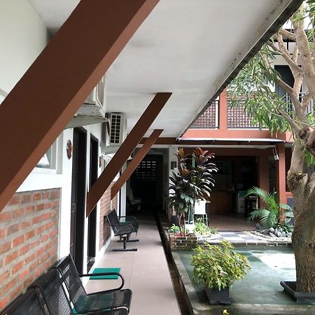 Reddooz Plus At Ininnawa Homestay Syariah Palu Bagian luar foto