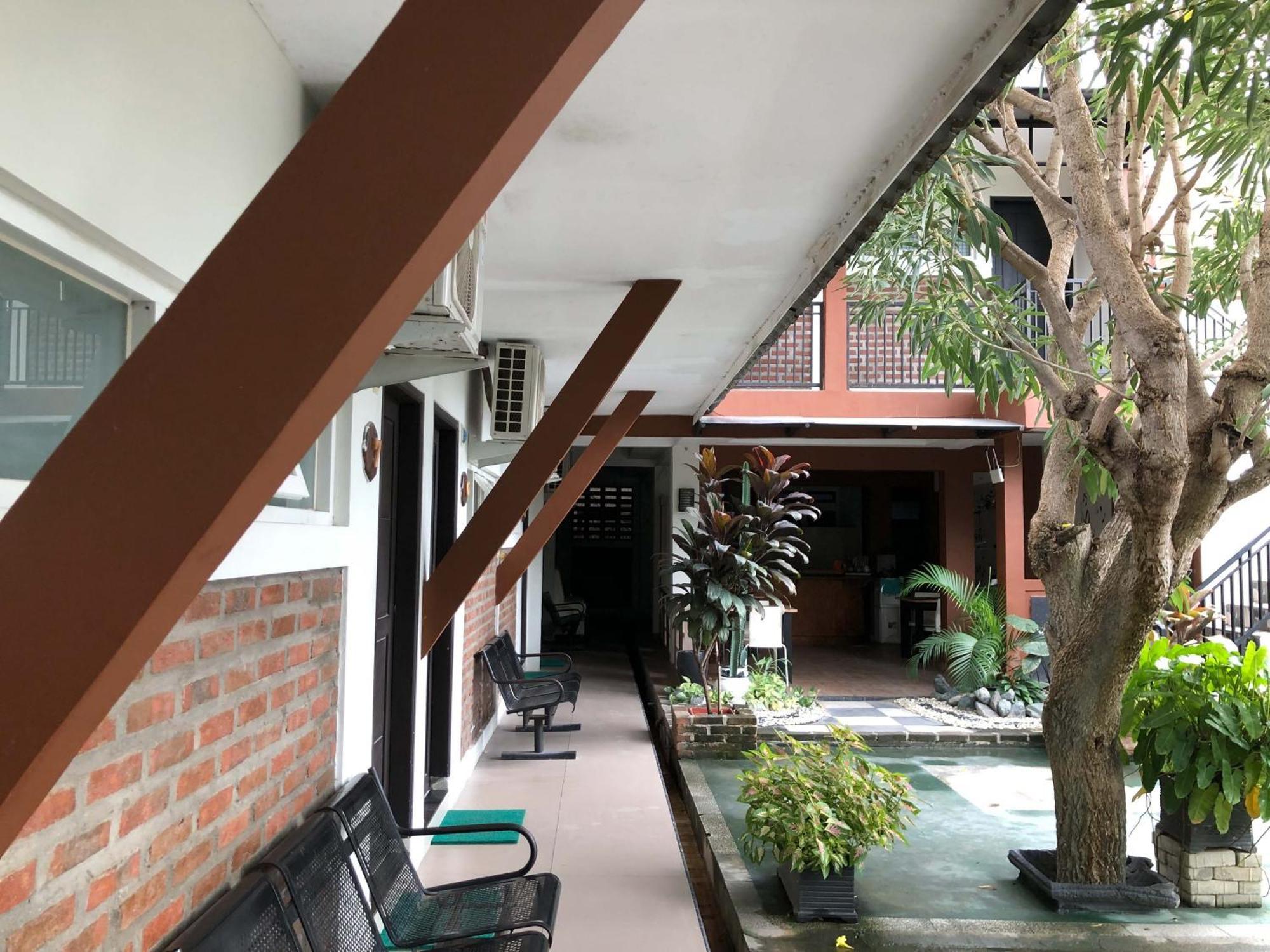 Reddooz Plus At Ininnawa Homestay Syariah Palu Bagian luar foto