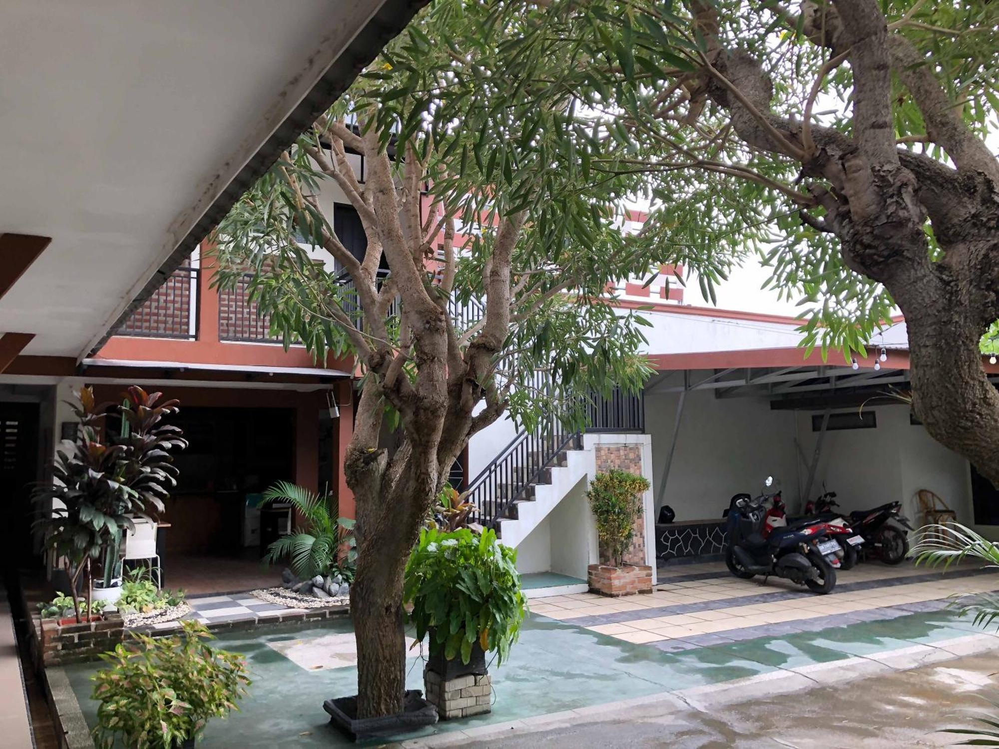Reddooz Plus At Ininnawa Homestay Syariah Palu Bagian luar foto