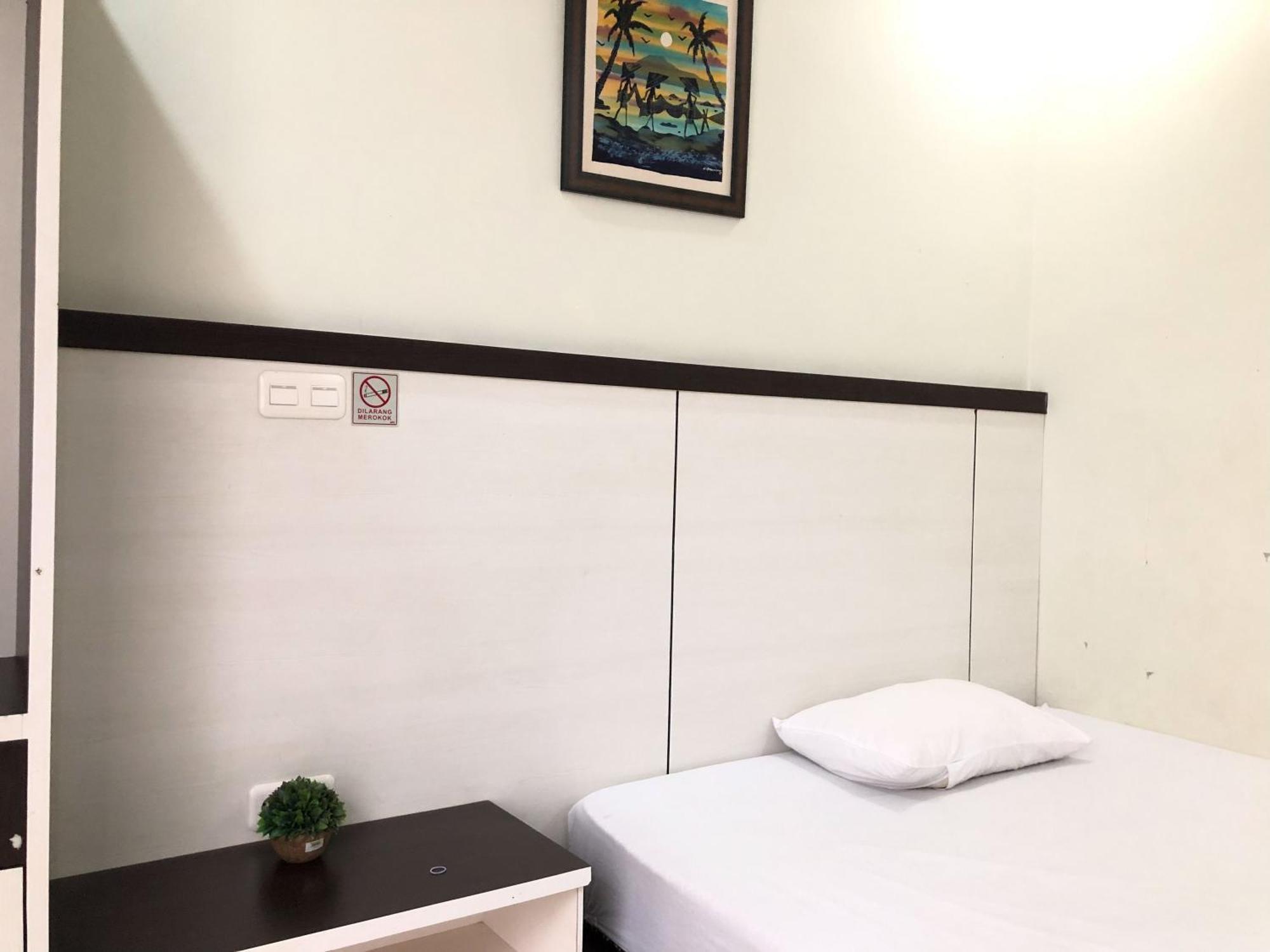 Reddooz Plus At Ininnawa Homestay Syariah Palu Bagian luar foto